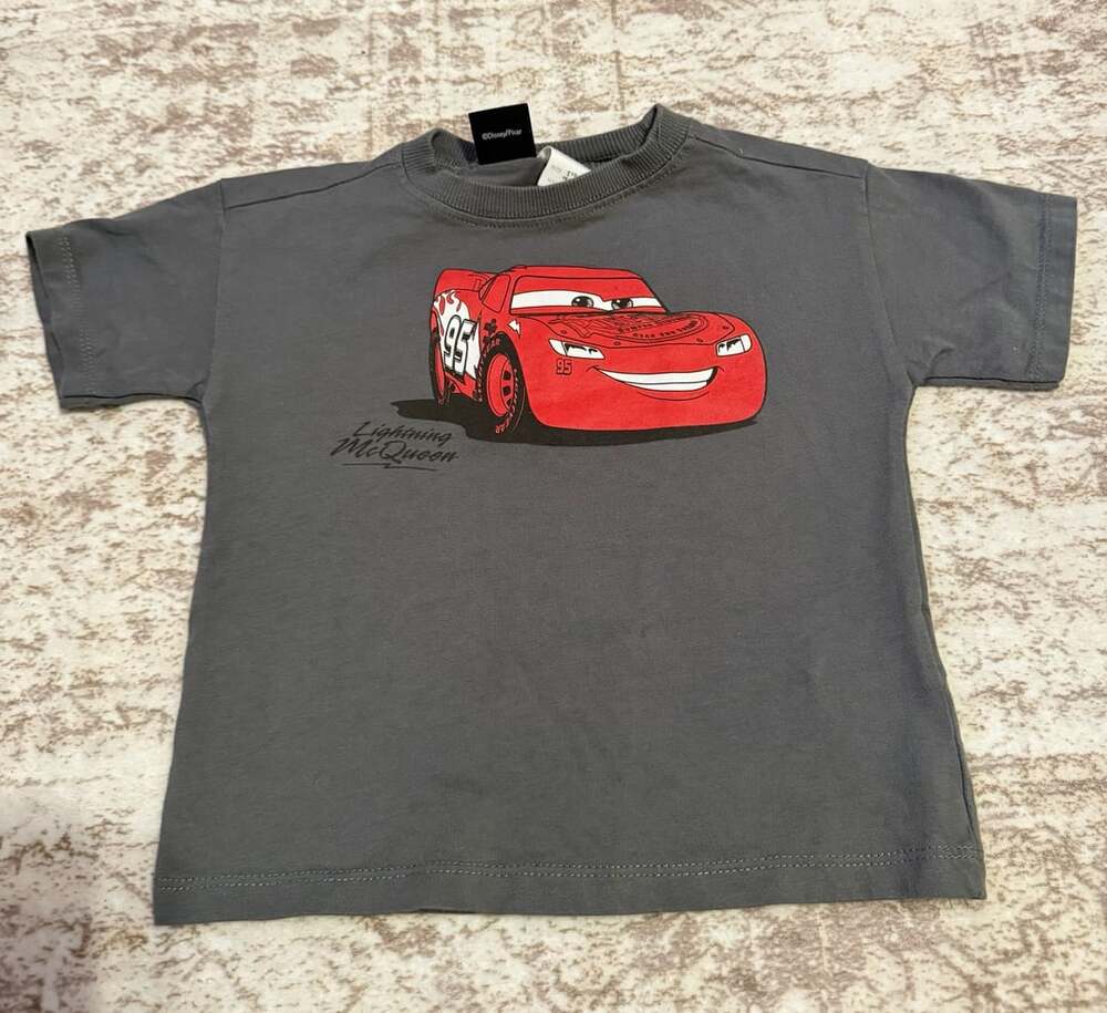Size 1 1/2
Zara lightning McQueen top